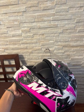 Casco MT con diseño de mariposas