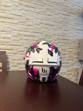 Casco MT con diseño de mariposas