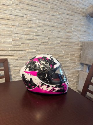 Casco MT con diseño de mariposas