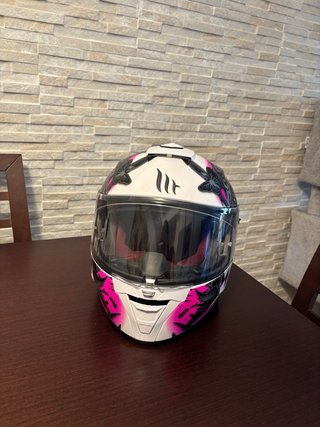 Casco MT con diseño de mariposas
