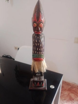 Escultura de madera tribal decorativa