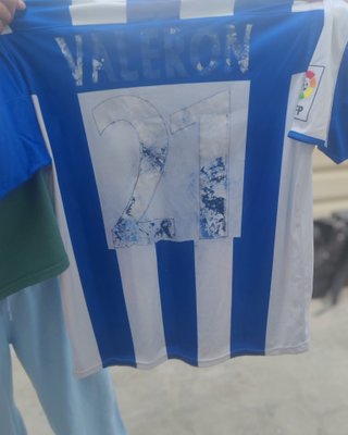 Camiseta de Valerón firmada por varios jugadores