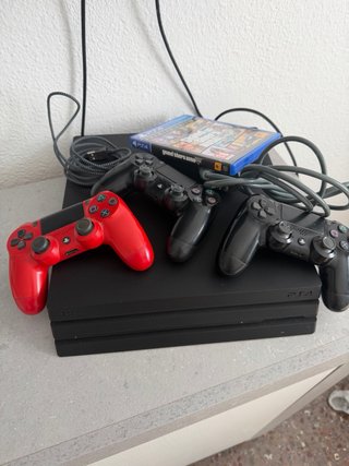 PS4 (PlayStation 4) con 3 mandos y juego