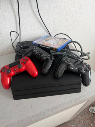 PS4 (PlayStation 4) con 3 mandos y juego