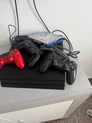PS4 (PlayStation 4) con 3 mandos y juego