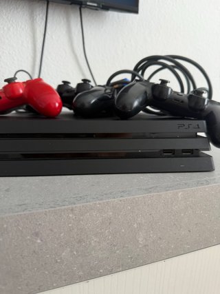 PS4 (PlayStation 4) con 3 mandos y juego