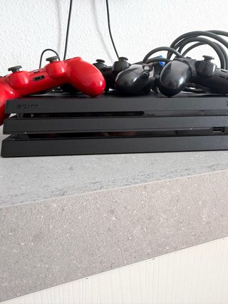 PS4 (PlayStation 4) con 3 mandos y juego
