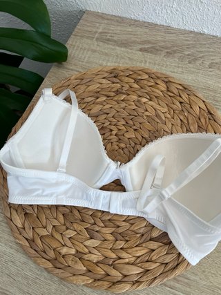 Sujetador blanco con tirantes