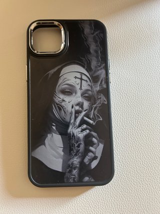 Funda iPhone 14 Plus Diseño Monja Fumando