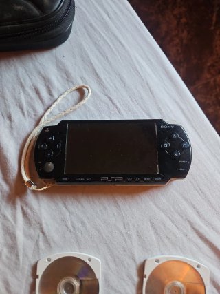 PSP Nera + 6 Giochi e caricabatterie originale!