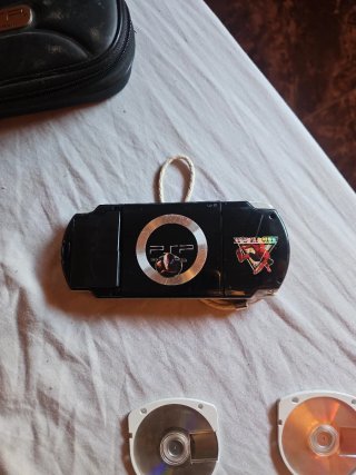 PSP Nera + 6 Giochi e caricabatterie originale!