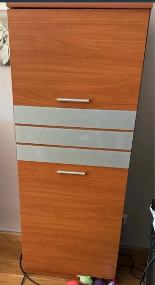Armario de madera y cristal