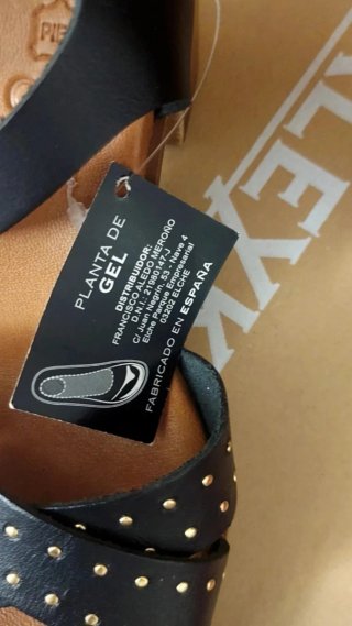 Sandalias Aleykos Piel Negras Tachuelas Doradas