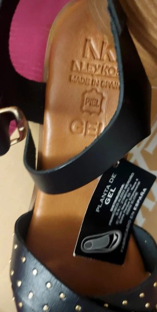 Sandalias Aleykos Piel Negras Tachuelas Doradas