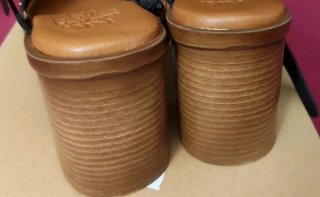 Sandalias Aleykos Piel Negras Tachuelas Doradas