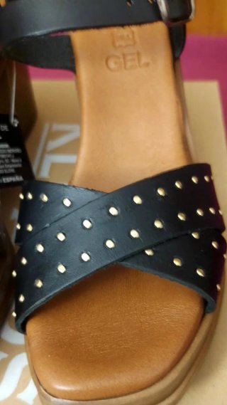 Sandalias Aleykos Piel Negras Tachuelas Doradas