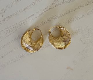 Pendientes dorados con diseño texturizado