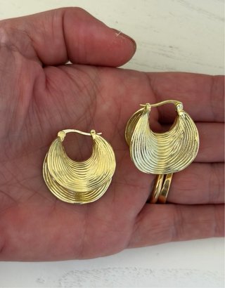 Pendientes dorados con diseño texturizado