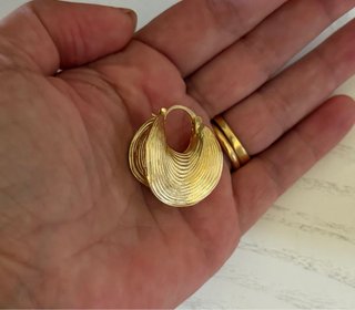Pendientes dorados con diseño texturizado