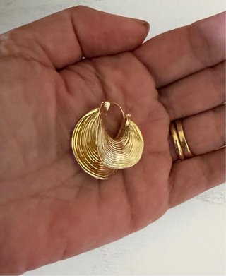 Pendientes dorados con diseño texturizado