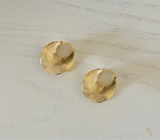 Pendientes dorados con diseño texturizado
