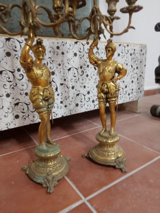 Pareja Candelabros Antiguos Bronce Figuras