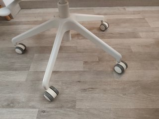 Silla de oficina Ikea HATTEFJÄLL gris y blanca