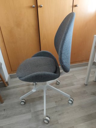 Silla de oficina Ikea HATTEFJÄLL gris y blanca