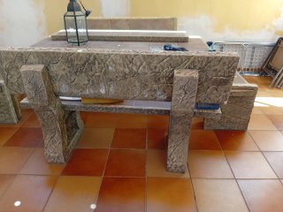 Conjunto mesa y bancos de piedra