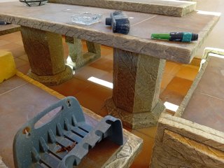 Conjunto mesa y bancos de piedra