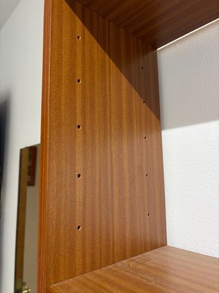 Estantería de madera con baldas
