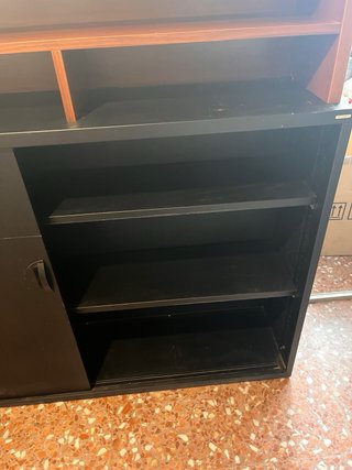 Armario metálico oficina negro y madera