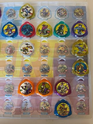 Lote Invizimals KRAKS: Archivador + 38 Tazos