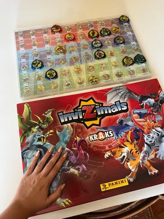 Lote Invizimals KRAKS: Archivador + 38 Tazos