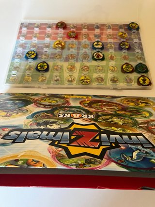 Lote Invizimals KRAKS: Archivador + 38 Tazos