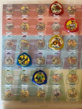Lote Invizimals KRAKS: Archivador + 38 Tazos