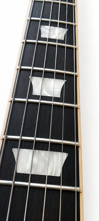 Gibson SG Standard Negra con su estuche.