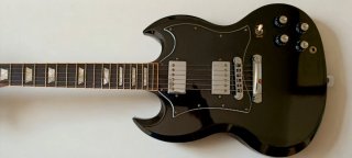 Gibson SG Standard Negra con su estuche.