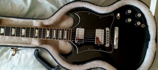 Gibson SG Standard Negra con su estuche.