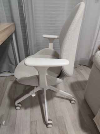 Silla de oficina Ikea HATTEFJÄLL beige y blanca