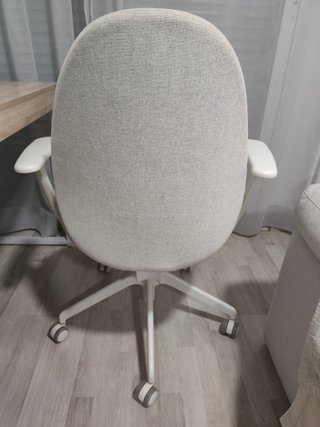 Silla de oficina Ikea HATTEFJÄLL beige y blanca