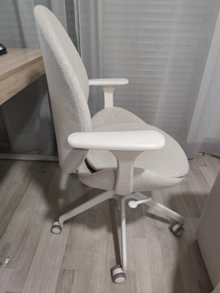Silla de oficina Ikea HATTEFJÄLL beige y blanca
