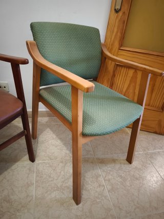 Sillas de madera con reposabrazos