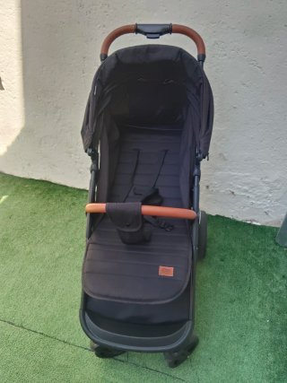 Carrito de bebé negro