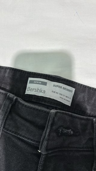 Pantalón tejano negro desgastado