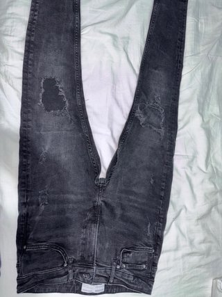 Pantalón tejano negro desgastado