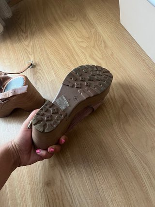 Sandalias plataforma rosas con tiras cruzadas