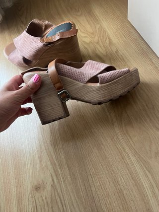 Sandalias plataforma rosas con tiras cruzadas