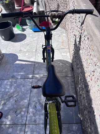 Bmx verde con ruedas amarillas