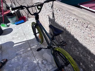 Bmx verde con ruedas amarillas